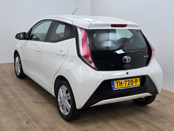 Toyota Aygo occasion Wit bij ALJ Auto in Zeeland 5