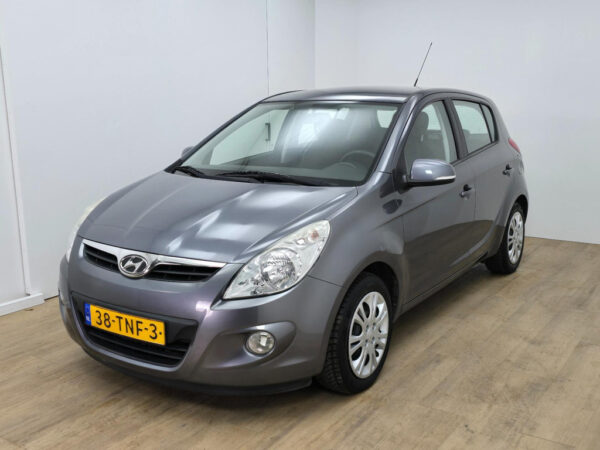 Hyundai i20 occasion Grijs bij ALJ Auto in Zeeland 2