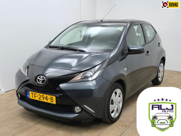 Toyota Aygo occasion Grijs bij ALJ Auto in Zeeland 1