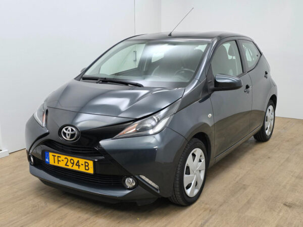 Toyota Aygo occasion Grijs bij ALJ Auto in Zeeland 4