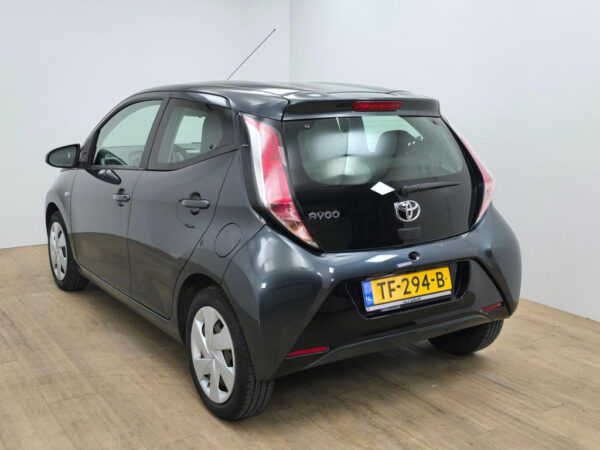 Toyota Aygo occasion Grijs bij ALJ Auto in Zeeland 6